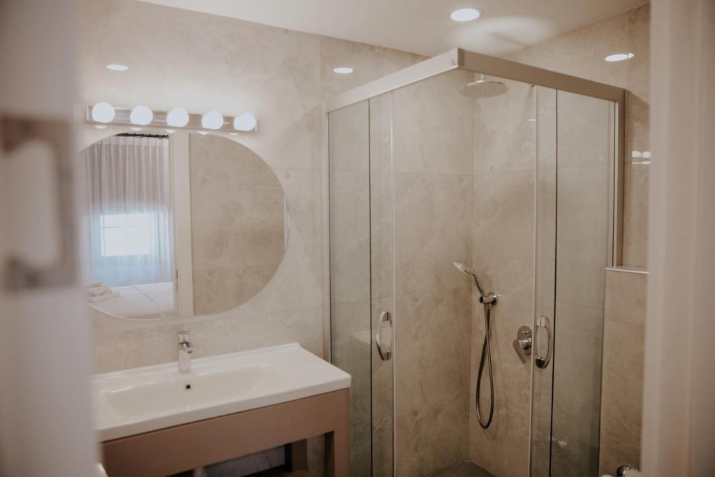 阿拉恰特paye alaçatı butik otel的带淋浴、盥洗盆和镜子的浴室