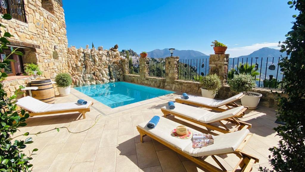 高辛NEW!!! Casa El Imperio的一个带躺椅的庭院和一个游泳池