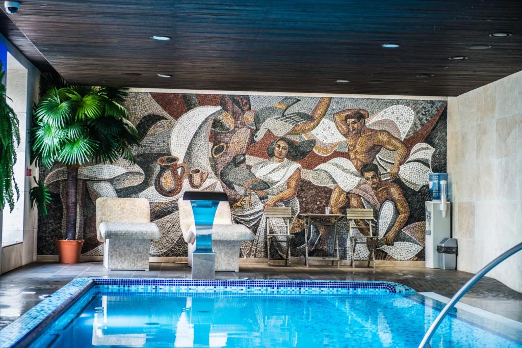 加尔格日代嘉尔格兹杜娱乐度假村的一座房子内带马赛克墙的游泳池