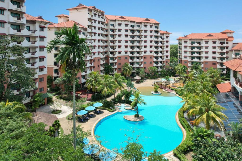 瑟古邦巴特玛假日酒店的享有带游泳池的度假村的空中景致