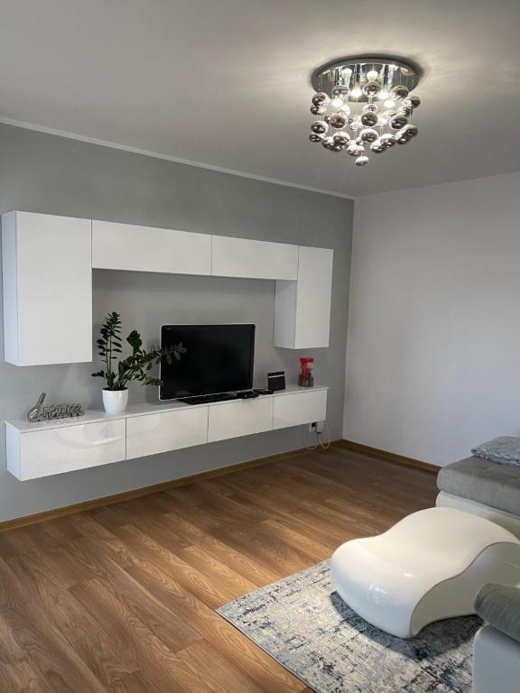比得哥什Apartament Rezydencja Metropolis ul.Dąbrowa 15的白色的客厅配有电视和沙发