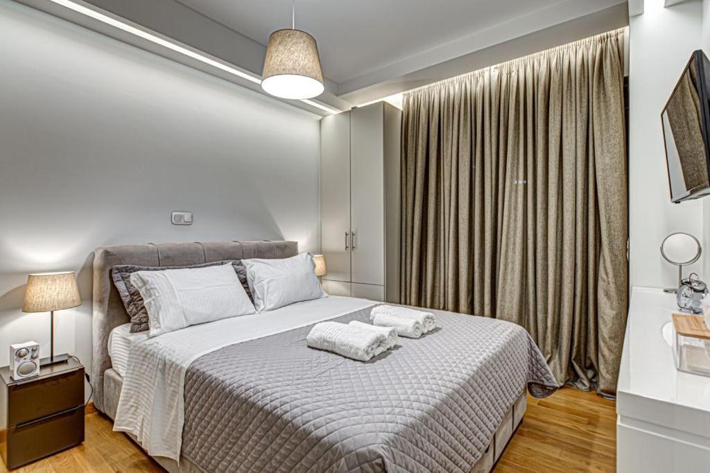 雅典Deluxe & Modern Apartment In Athens的一间卧室设有一张床和一个窗口
