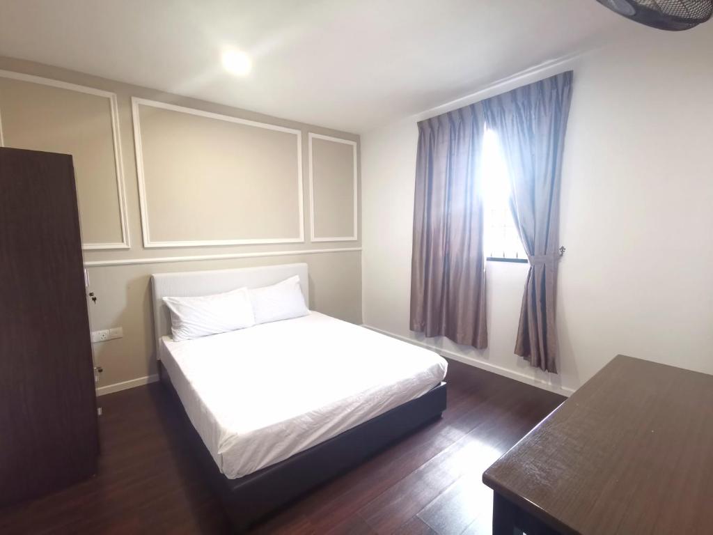 新山ₘₐcₒ ₕₒₘₑ【Private Room】@Sentosa 【Southkey】【Mid Valley】的一间小卧室,配有床和窗户