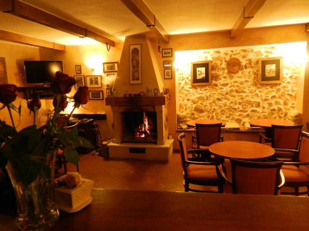 佩斯科克斯坦佐加尔尼拉鲁亚贝斯科克斯坦索住宿加早餐旅馆的客厅设有壁炉和桌椅