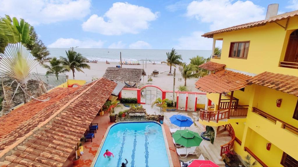 阿塔卡梅斯切洛阿祖尔酒店的享有度假胜地的空中景致,设有游泳池和海滩