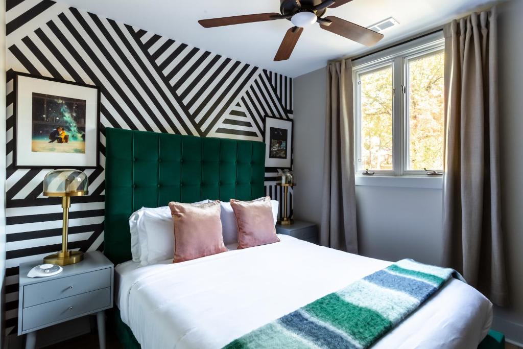 夏洛特Kasa Edison House South End Dilworth Charlotte的一间卧室配有一张带绿色床头板的床