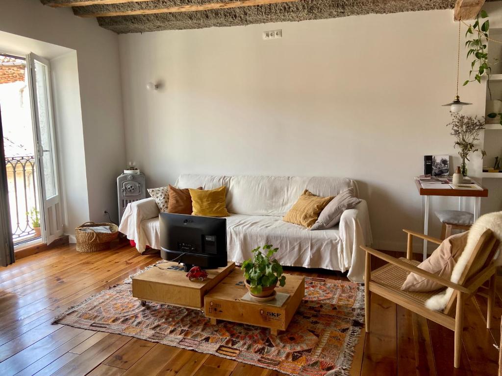 布尔戈斯La linterna de San Lorenzo的客厅配有白色的沙发和桌子