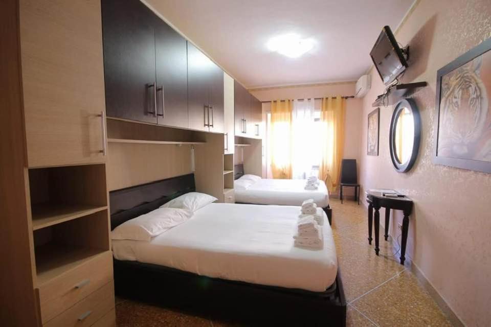 罗马海盗度假屋的酒店客房设有两张床和窗户。