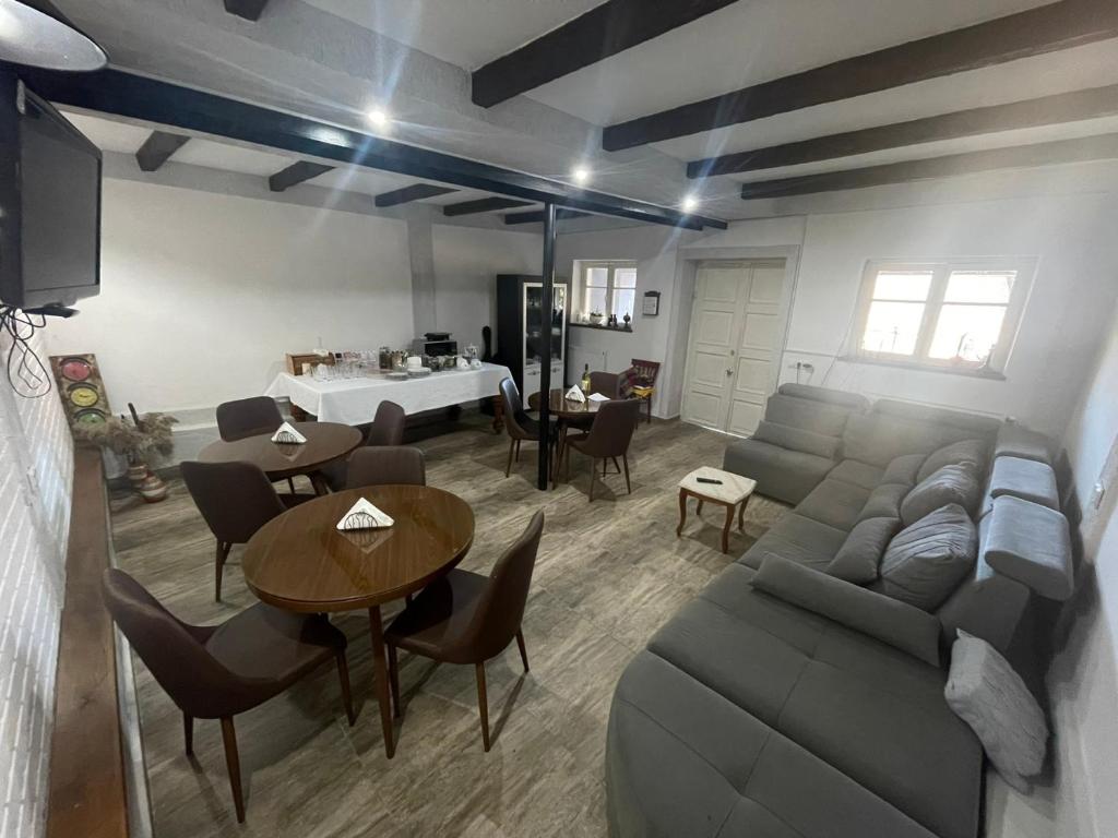 安布罗劳里View Racha的客厅配有沙发和桌子