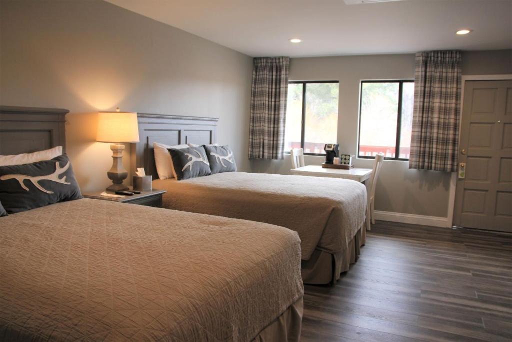 大熊湖大贝尔弗兰提尔酒店的酒店客房设有两张床和窗户。