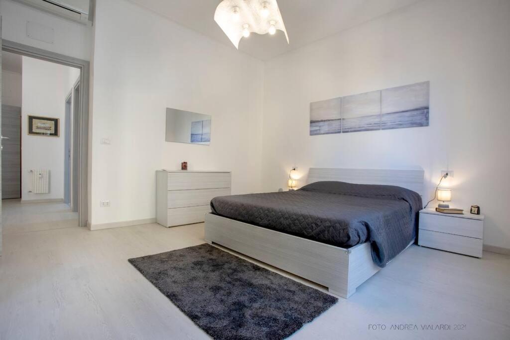 热那亚La reggia del mar - Genova Sturla, mare e Gaslini的一间白色卧室,配有床和地毯