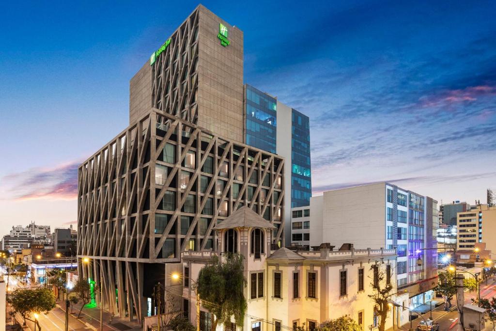 利马Holiday Inn - Lima Miraflores, an IHG Hotel的上面有绿色标志的高楼