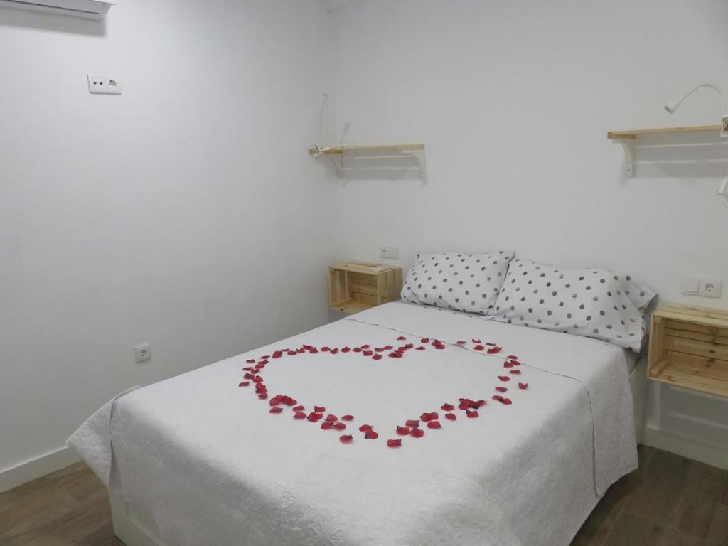 蓬塔翁布里亚Belice, excepcional apartamento con Jacuzzi的玫瑰制成的心床