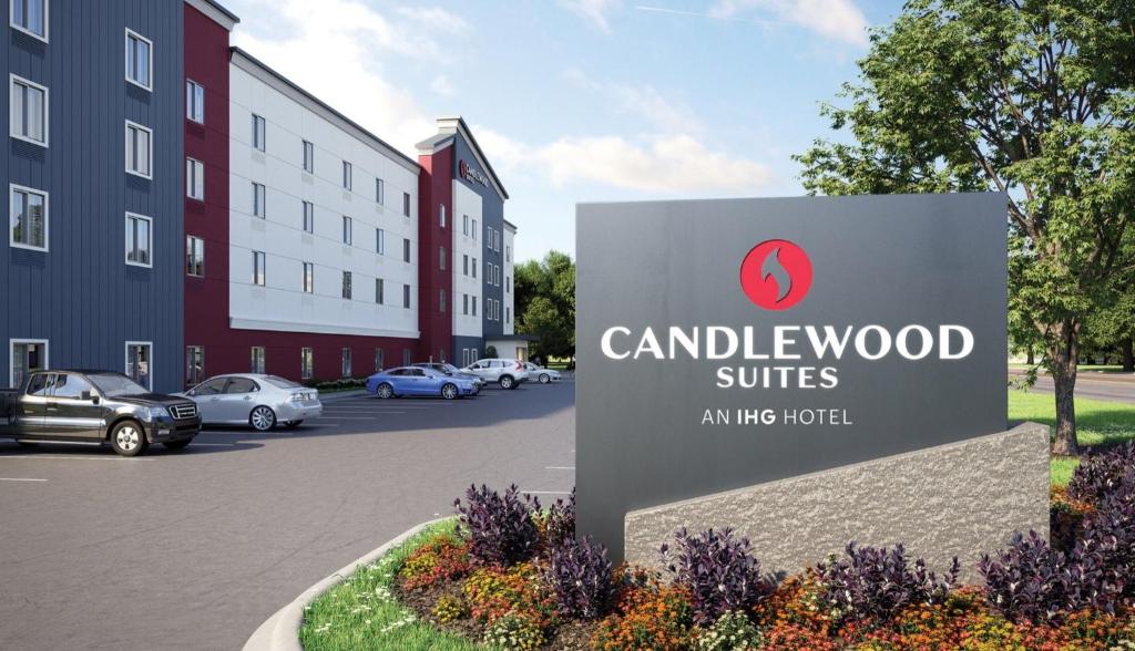 奥本希尔斯Candlewood Suites - Detroit - Auburn Hills, an IHG Hotel的建筑前的标志