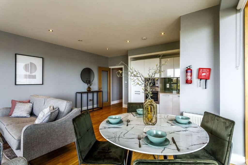 都柏林Private Room Available in Spacious High Rise Apartment with Park & City View的客厅配有桌子和沙发