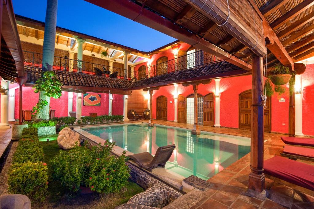 格拉纳达领事之家酒店的一座室内泳池