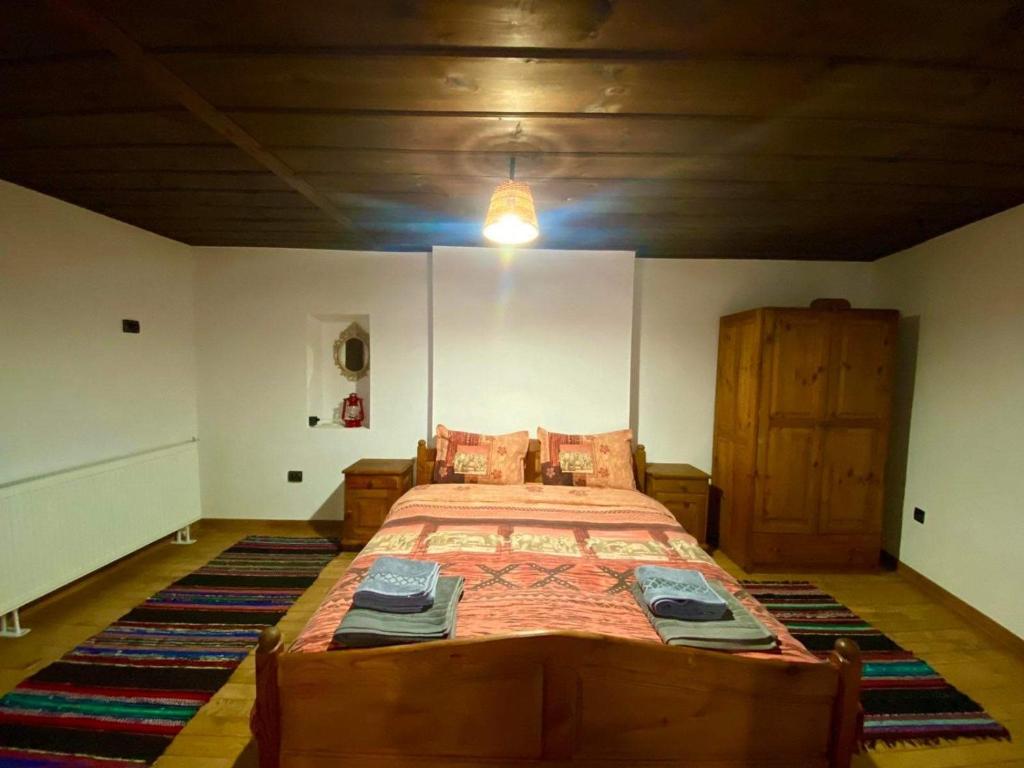 莱什顿Къща за гости Близнаците的一间卧室配有一张大床,铺有大地毯