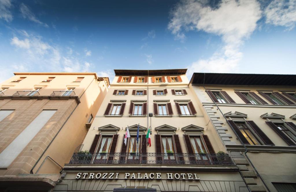 佛罗伦萨斯托洛兹皇宫酒店的前面有标志的建筑