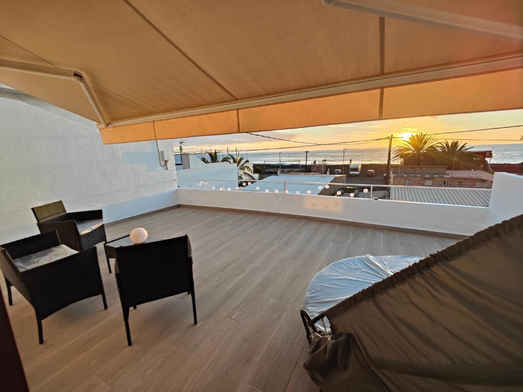 波多·纳奥斯Casa Uwe, El Remo的屋顶上配有桌椅的房间