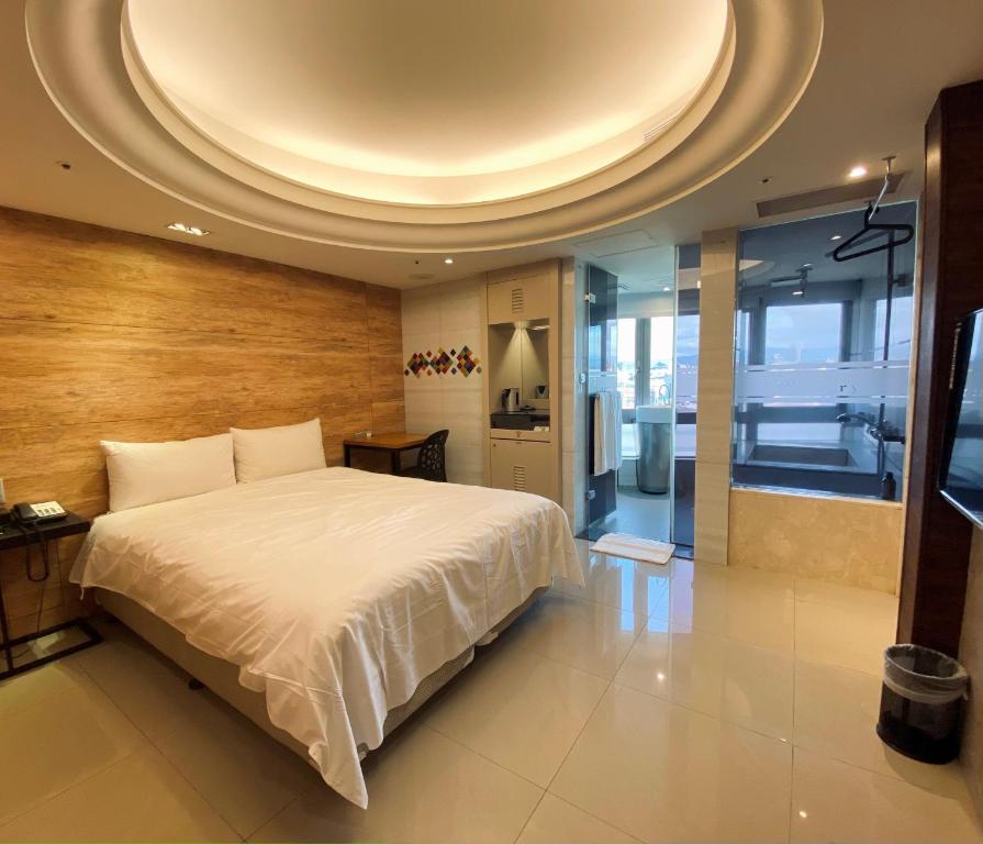 台北宝格利时尚旅馆的一间卧室设有一张大床和一个圆形天花板