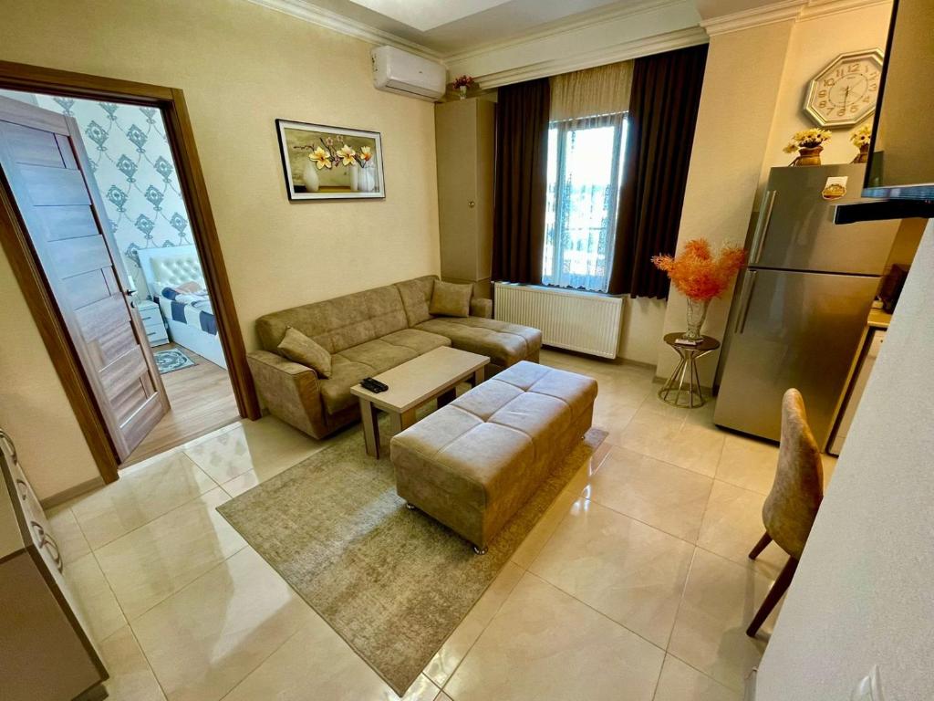 库塔伊西Central City的客厅配有沙发和桌子