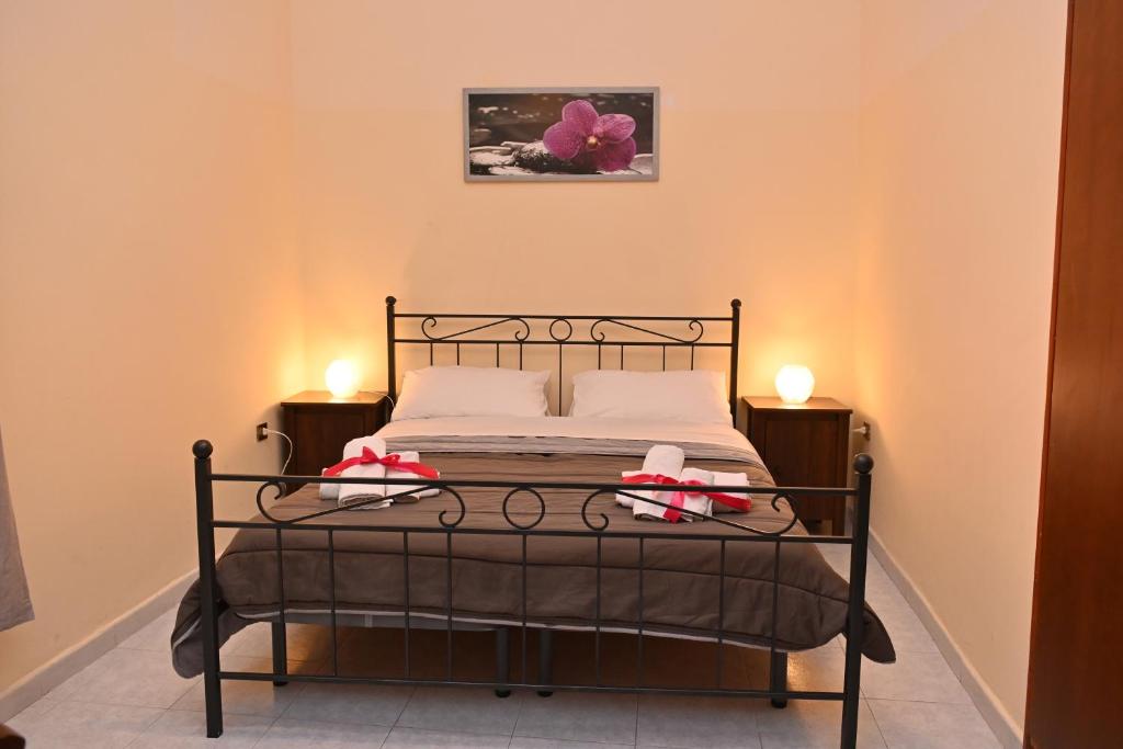 卡普阿B&B a Capua - I PORTICI del centro的一间卧室配有一张带两个灯的床铺