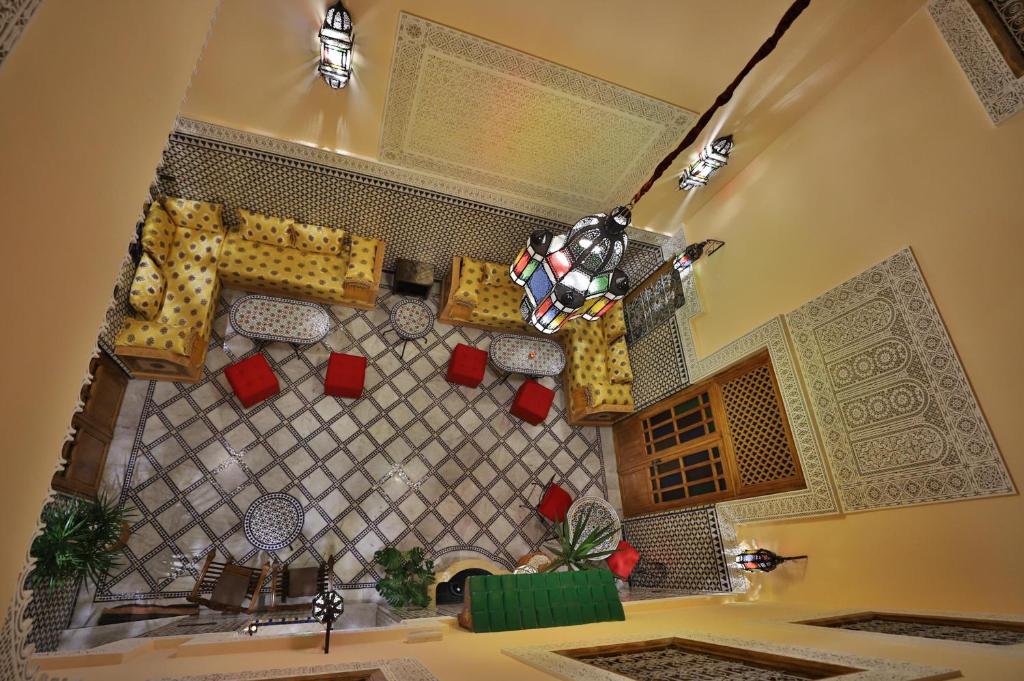 非斯Riad Diamant De Fes的客房享有高空的景致,配有桌椅。