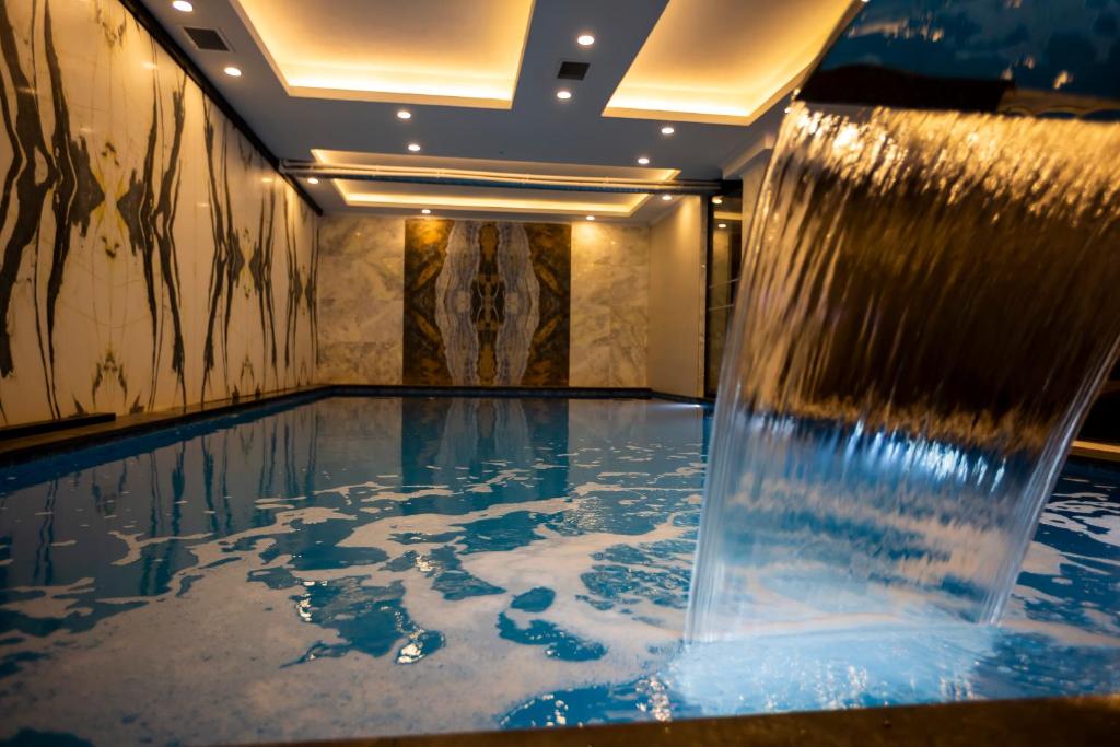 伊斯坦布尔Hamitbey Hotel Yenikapı的室内的喷泉游泳池