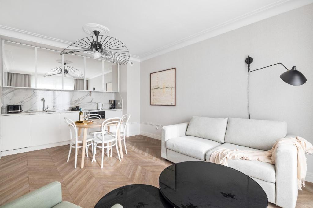 格但斯克GREAT Grano Residence的白色的客厅配有沙发和桌子
