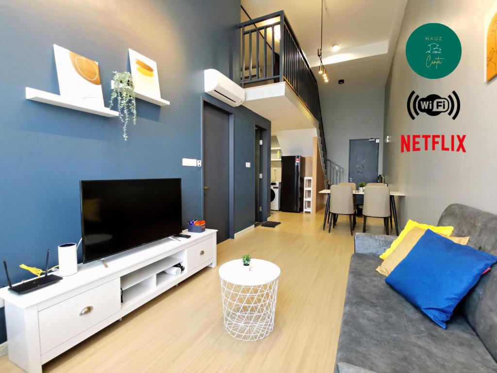 Kampong PendasCozy Loft By Hauzcinta @Sunway Grid的带沙发和电视的客厅