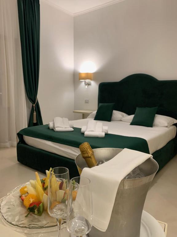 莫托拉Villa Natia的酒店客房,配有床和桌子,配以酒杯