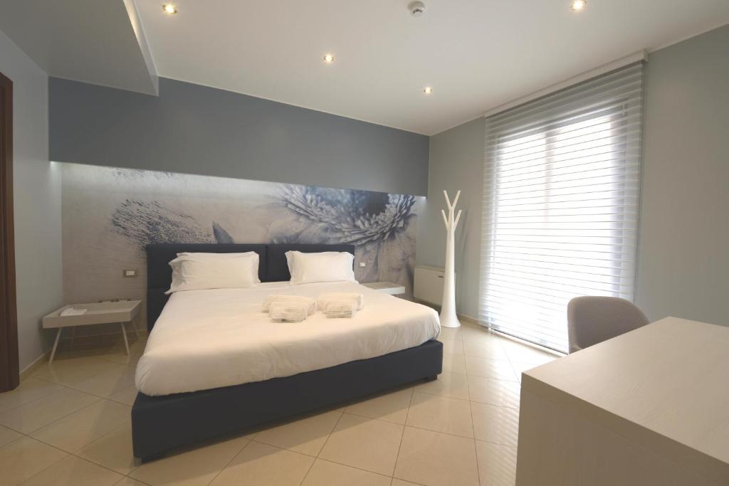 弗兰卡维拉丰塔纳Imperiali Hotel的一间卧室配有一张床,上面有两条毛巾