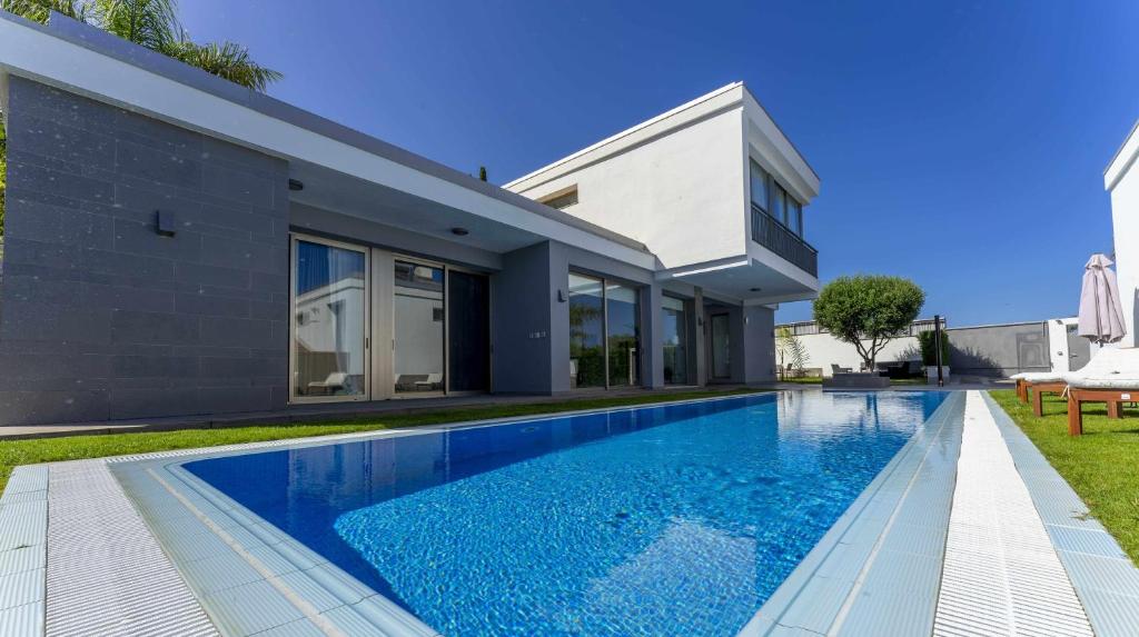 圣乌尔苏拉Luxury Villa Atlante con piscina climatiza privada的房屋前的游泳池