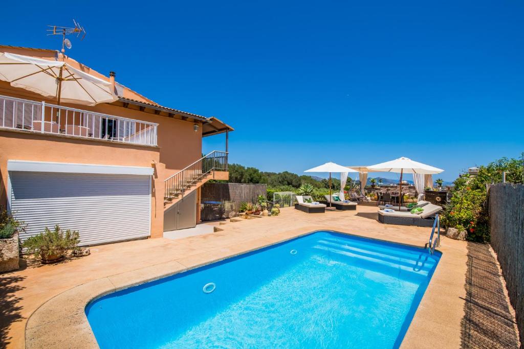 穆罗Ideal Property Mallorca - Els Moyans的一座带游泳池和房子的别墅