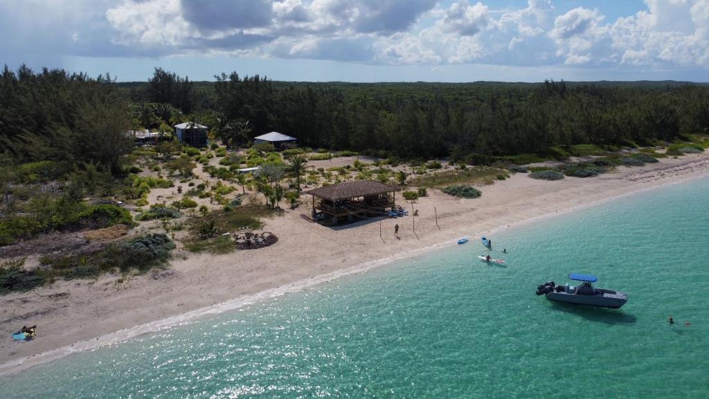 Kemps BayAndros Beach Club的海滩空中景色,水中有一条船