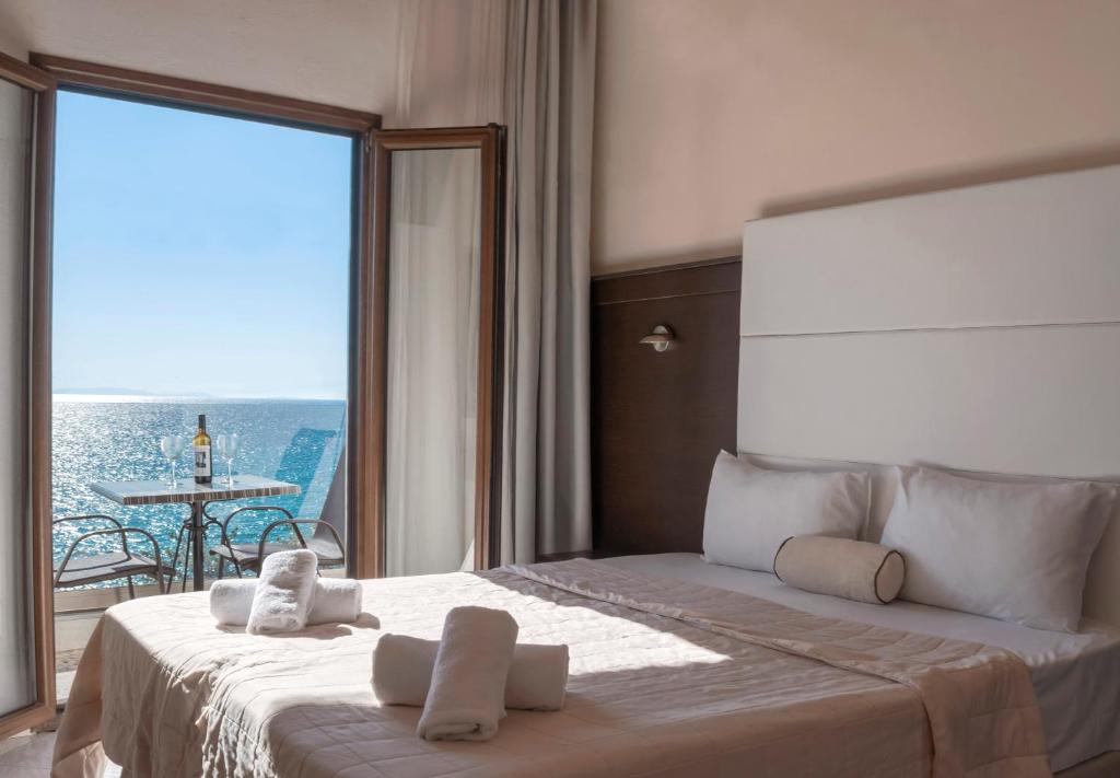 佩弗卡里卡帕西海滩酒店的一间卧室设有一张大床和大窗户
