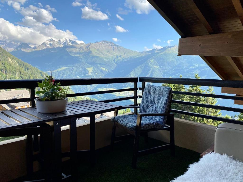 韦尔比耶Highest terrace Verbier center. Top comfort & view的山景阳台上的桌椅