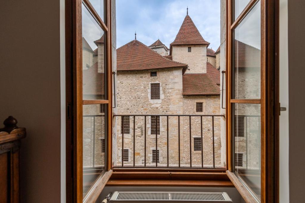 安锡LES SUITES D&#39;ANNICIACA - Hyper centre avec vue sur le chateau的享有城堡景致的开放式窗户