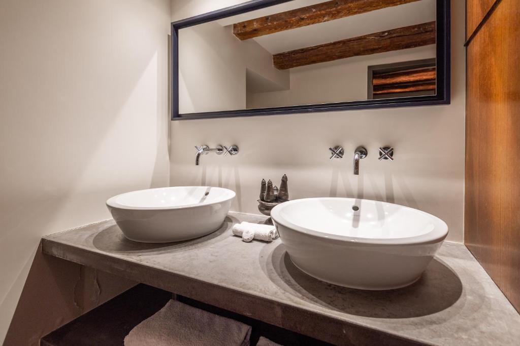 安锡LES SUITES D&#39;ANNICIACA - Hyper centre avec vue sur le chateau的浴室设有2个水槽和1个带镜子的台面