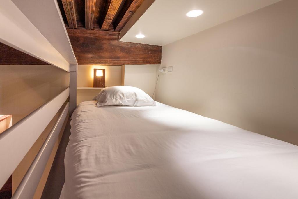 LES SUITES D&#39;ANNICIACA - Hyper centre avec vue sur le chateau客房内的一张或多张床位