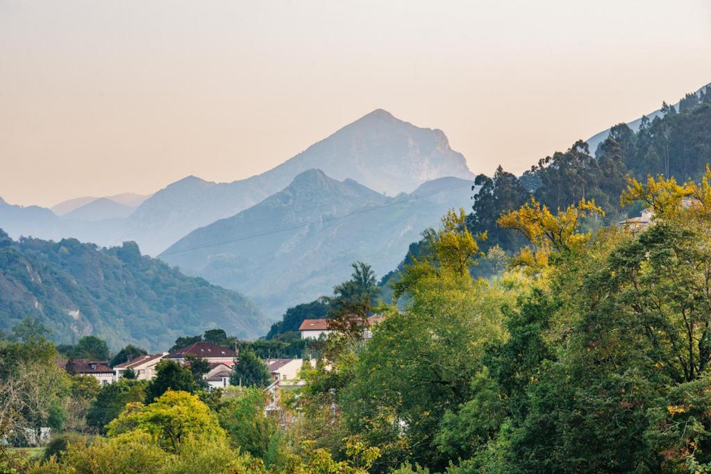 坎加斯-德奥尼斯El Prau de Mito的享有山谷的背景山景。
