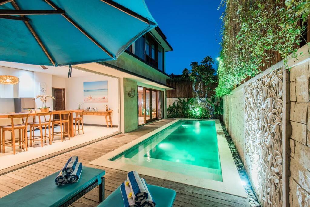 勒吉安Villa Lacasa3 -Modern tropical 3BR Villa with butler的后院的游泳池,配有桌椅