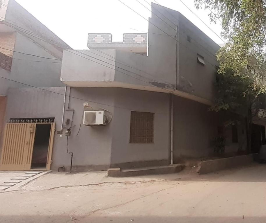 拉合尔Five Giants Lahore Homestay的一座建筑,上面有窗户和门