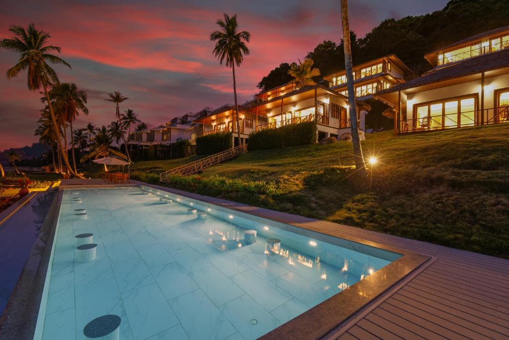 瑶亚岛Coconut Grove Resort的房屋前有游泳池的房子