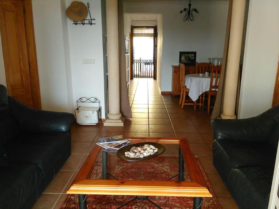 BeniarbeigAcogedora casa de pueblo en Beniarbeig - Alicante Alma的客厅配有沙发和桌子