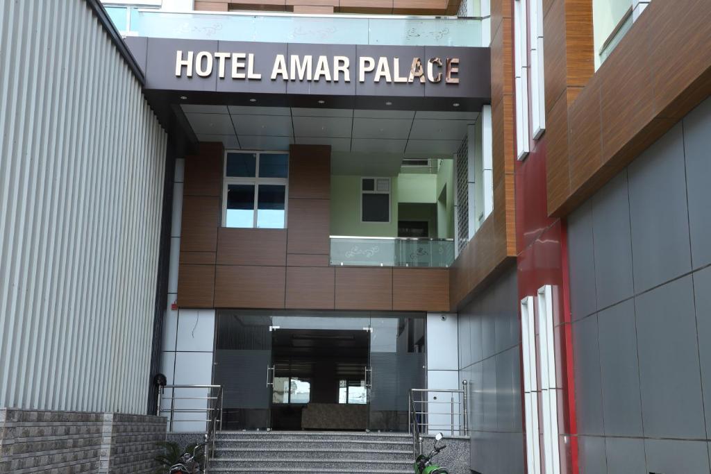 珀勒德布尔HOTEL AMAR PALACE BHARATPUR的一座美国宫殿,楼梯通往大楼