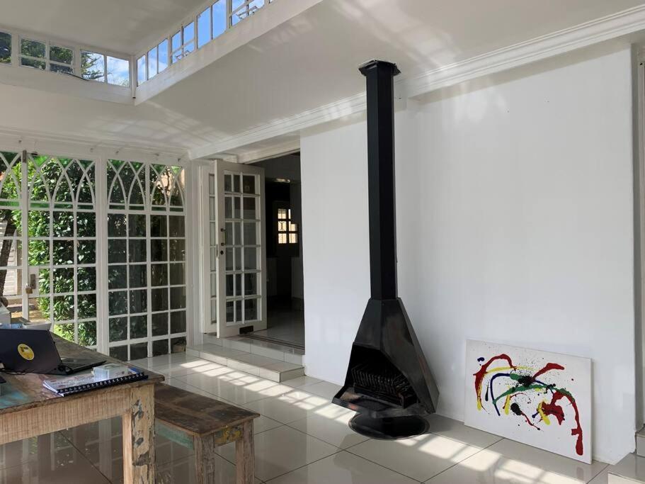 约翰内斯堡Cheerful 3-bedroom home indoor & outdoor fireplace的中间设有带炉灶的客厅