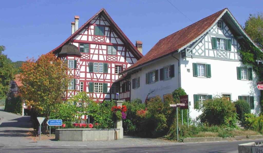 OberstammheimHirschen Stammheim的白色的白色大建筑,红色和白色