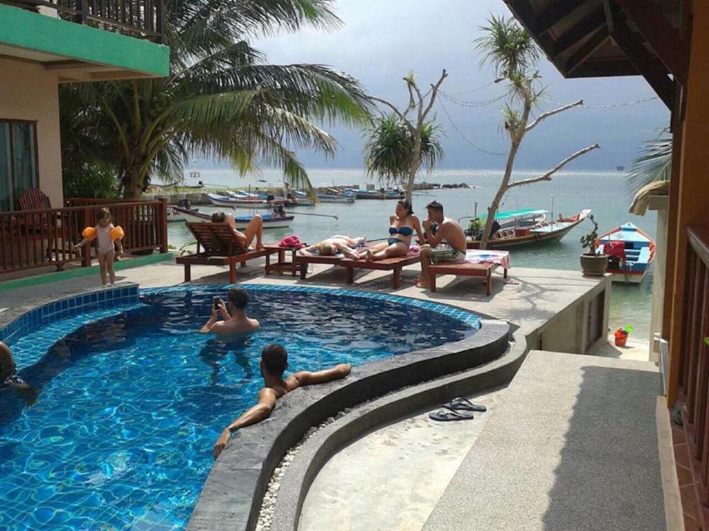 哈林海滩布莱克先生度假旅馆的一群人在度假村的游泳池里