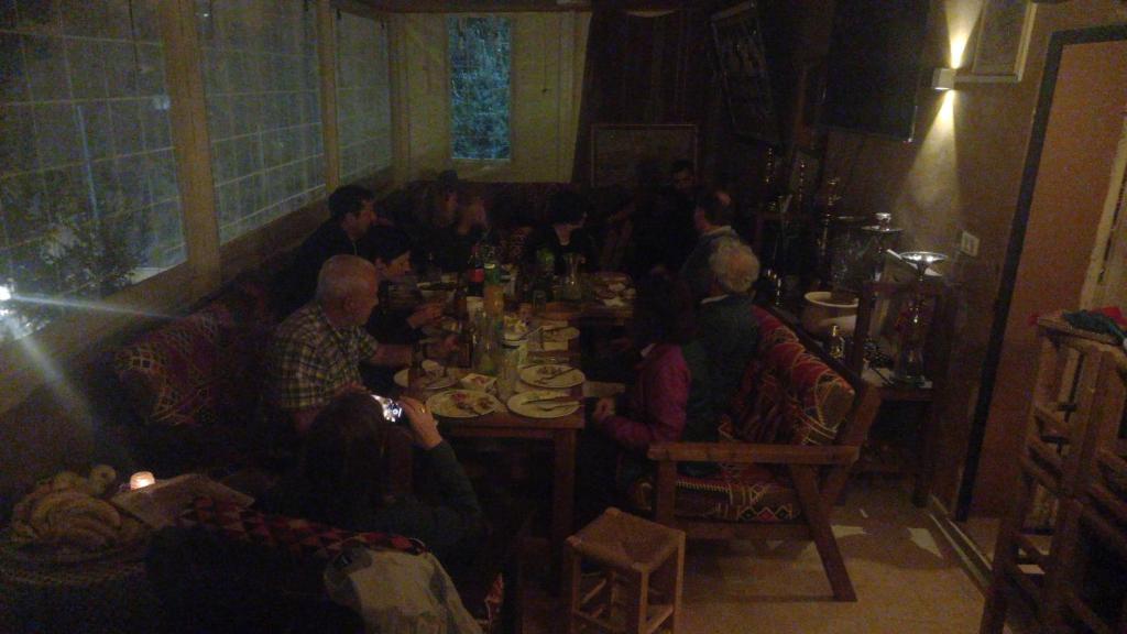 Abū DīsLazarus Guest House的一群坐在餐桌上吃食物的人